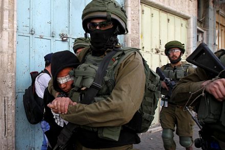 חיילים עוצרים פלסטיני בחברון. טיפול בתלונה לוקח בממוצע 177 יום (צילום: ויסאם השלמון/פלש90)