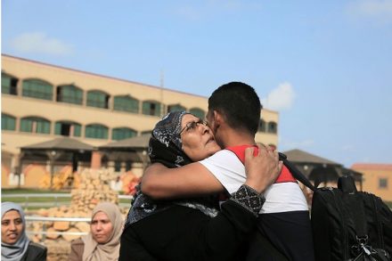 פאדי אל-נאקלה נפרד מאמו לפני שעלה על "משט החירות" הבוקר בנמל עזה (צילום: מוחמד זענון/אקטיבסטילס)