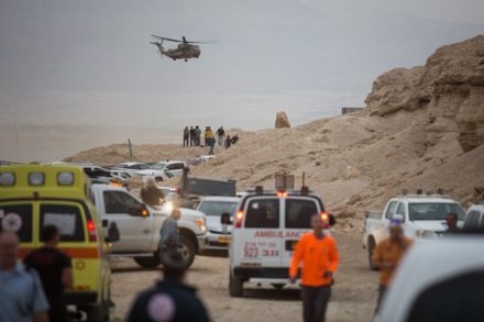 חילוץ חניכי מכינת "בני ציון" בנחל צפית. (הדס פרוש / פלאש90)