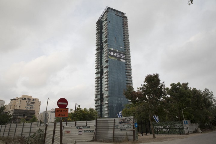 אתר בניה למגדלי יוקרה בלב השכונה בה ברים עדיין תושבי גבעת עמל (אורן זיו / אקטיבסטילס)