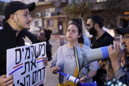 דרור מזרחי מול שפי פז בהפגנה נגד התחנה המרכזית. (אורן זיו /אקטיבסטילס)