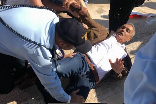 שוטרים תקפו מפגינים וח"כים ערבים בהפגנה נגד העברת השגרירות