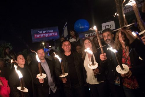 חברי כנסת בהפגנת המחנה הציוני בתמיכה בבג"ץ ונגד חוק ההתגברות. (צילום: יונתן זינדל / פלאש90)
