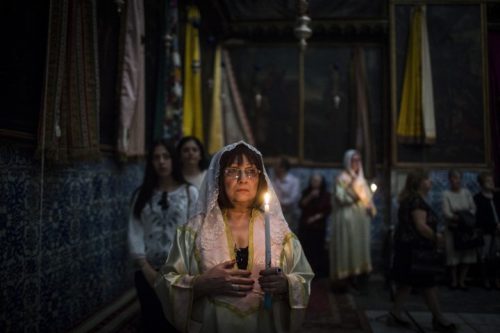 מתפללות בכנסיית סיינט ג'יימס ברובע הארמני בעיר העתיקה בירושלים. יום השנה ה-101 לרצח עם הארמני. (תמונה של הדס פרוש / פלאש90) מתפללות בכנסיית סיינט ג'יימס ברובע הארמני בעיר העתיקה בירושלים. יום השנה ה-101 לרצח עם הארמני. (תמונה של הדס פרוש / פלאש90)