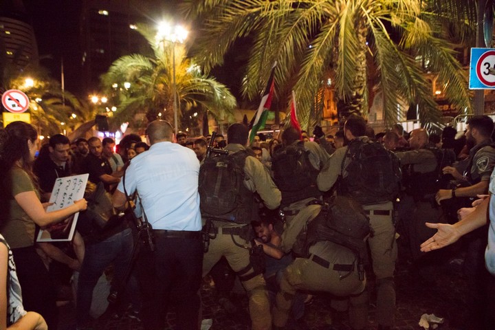 שטרים מתנפלים על המפגינים בחיפה, ב-18 במאי 2018 (צילום: נדין נאשף)