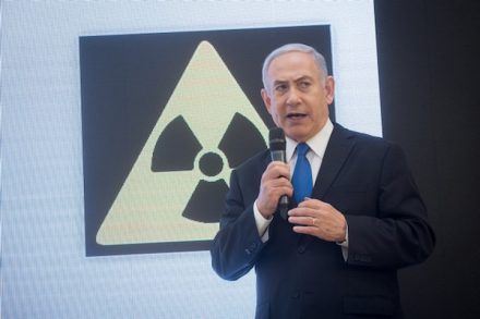 ראש הממשלה נתניהו במהלך מסיבת העיתונאים בה חשף קלסרים ומסמכים שמעידים לטענתו שאיראן שיקרה לגבי תוכנית הגרעין שלה. (מרים אלסטר / פלאש 90)