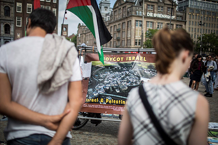 מיצג הקורא לחרם על ישראל בכיכר דאם באמשטרדם. המאבק באפרטהייד לא היה מתאפשר בלי לחץ בינלאומי (צילום: הדס פרוש/פלש90)