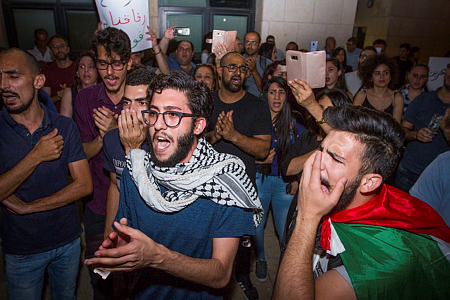 הפלסטינים לא סובלים מהיעדר זכויות בגלל "צמצום המרחב הדמוקרטי", אלא בגלל שהם פלסטינים (צילום: מאיר ועקנין/פלש90) מפגינים בחיפה נגד הרג המפגינים בעזה ואלימות המשטרה בעיר (צילום: מאיר ועקנין/פלש90)