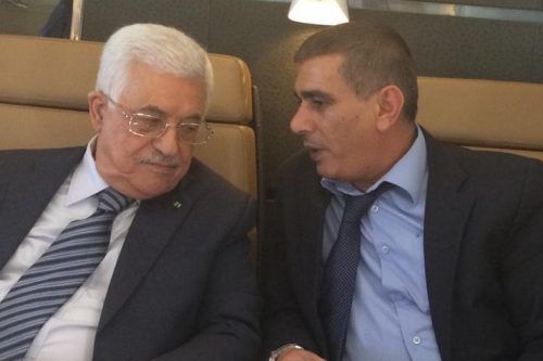 נאסר לחאם עם אבו מאזן. "הוא קרא לי הבן שלי'" (צילום: סוכנות מען)