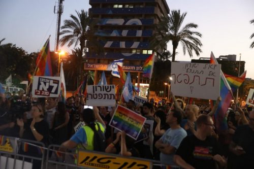 מאות מפגינים בחולון קוראים להתפטרותו של סגן ראש העיר יואל ישורון (אורן זיו / אקטיבסטילס)