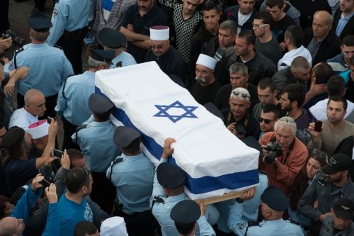 האם זה אפשרי בכלל להיאבק למען "חצי צדק" או "שוויון חלקי"? הלווייתו של השוטר הדרוזי זידאן נאהד סיף (פלאש90)