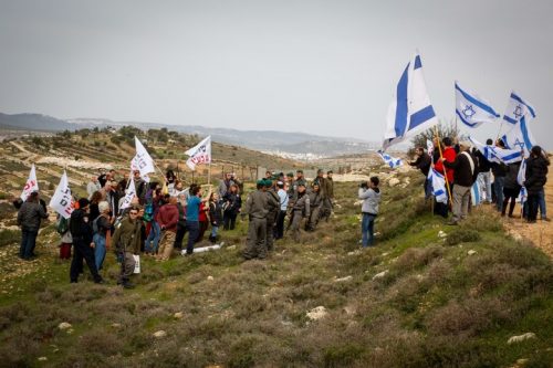 אם הפוליטיקה הסוציאליסטית לא תראה במעמדות הנמוכים סוכנים פוליטיים לשינוי, הימין יעשה, וכבר עושה זאת. אנשי שלום עכשיו ותושבי נתיב האבות מפגינים זה מול זה, 15.2.2018 (גרשון אלנסון/פלאש90)