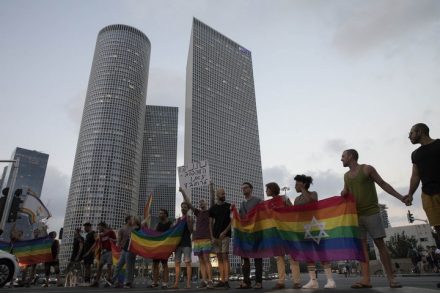 פעילים להט"בים חוסמים את נתיבי איילון במחאה נגד חוק הפונדקאות. העולם הולך קדימה, ישראל מידרדרת אחורה (צילום: אורן זיו/אקטיבסטילס)