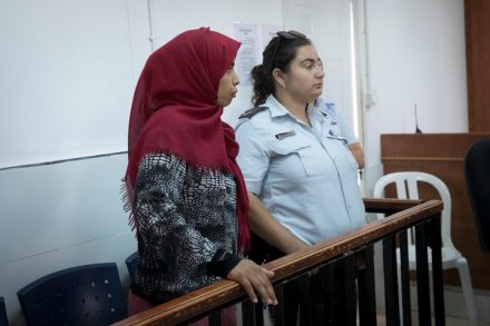 סארה אבו דאהוק בבית משפט עופר. קרובי המשפחה מחאו כפיים (צילום: אורן זיו/אקטיבסטילס)