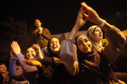 סטודנטיות ערביות באוניברסיטה העברית. שיעור הסטודנטים לאמנות מחוץ לחיפה עדיין נמוך, אבל עלה במאות אחוזים (צילום: מרים אלסטר/פלאש90)