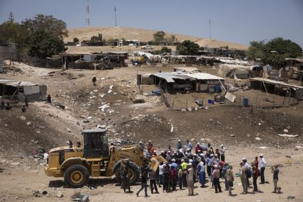 תושבי הכפר ח'אן אל אחמר מנסים לעצור את הדחפורים שמבקשים להרוס את הכפר (צילום: אורן זיו/אקטיבסטילס)