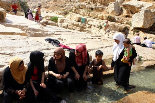 פלסטינים מבלים בבריכות בוואדי קלט. בעיני הכותב, מדובר ב"טרור סביבתי" (צילום: עביר סולטן/פלאש90