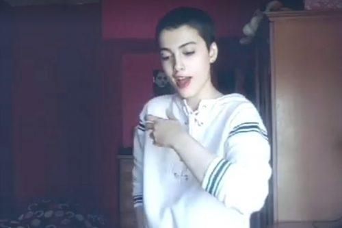 מאא'דה הוז'ברי, העזה לרקוד ללא כיסוי ראש ולצלילי מוזיקה מערבית (צילום מסך) מאא'דה הוז'ברי, העזה לרקוד ללא כיסוי ראש ולצלילי מוזיקה מערבית (צילום מסך)