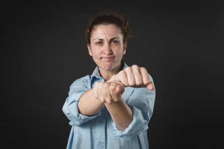 השחקנית נורית שלום עושה עבודה. מתוך ההצגה "שפת ההם". (צילום: יאיר מיוחס, יח"צ)