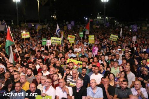 85 מהעם הפלסטיני לא קשור לפעילות מפלגתית, אך תומך במשותפת כנציגות שלו בכנסת. אזס למה לא להכניס אנשים לא מפלגתיים לרשימה? מפגינים פלסטינים ויהודים, מפגינים בכיכר רבין נגד חוק הלאום (אורן זיו/ אקטיבסטילס) מפגינים פלסטינים ויהודים, מפגינים בכיכר רבין נגד חוק הלאום (אורן זיו/ אקטיבסטילס)