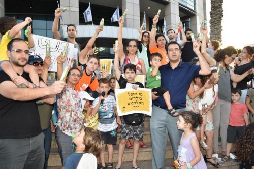 מחאת המשפחות של ילדים אלרגיים מול קרית הממשלה (צילום: ריקי מיטרני ביבר)
