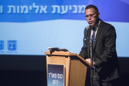 השר גלעד ארדן נאום בכנס למניעת אלימות. הנתונים מראים שהפצת כלי נשק מגדילה את מקרי הרצח, בעיקר של נשים (צילום: הדס פרוש / פלאש 90)