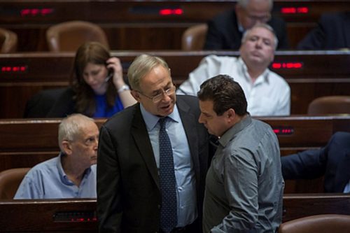 אחד חשף בלוף, והשני מציע פתרון בלתי ישים. נתניהו ועודה בכנסת בעת דיון על "חוק ההסדרה " בכנסת (הדס פרוש/ פלאש90) אחד חשף בלוף, והשני מציע פתרון בלתי ישים. נתניהו ועודה בכנסת בעת דיון על "חוק ההסדרה " בכנסת (הדס פרוש/ פלאש90)