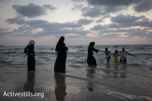 פלסטינים מבלים בחג הקורבן בחוף בתל אביב. לא רצו לצאת מהמים (צילום: אורן זיו/ אקטיבסטילס)
