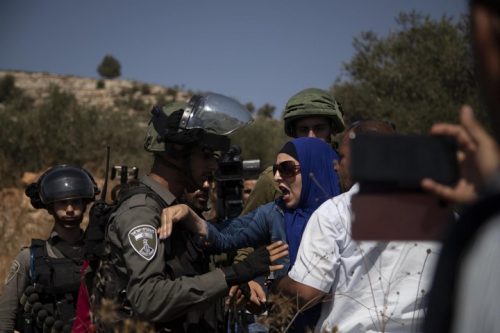 צלם ישראלי: חייל חטף לי מצלמה והשליך אותה ארצה