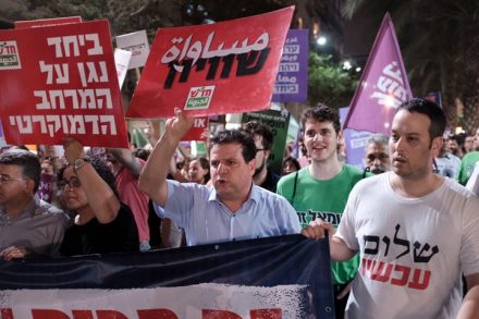 הצעה להקמת מחנה יהודי-ערבי דמוקרטי ככוח פוליטי חוץ פרלמנטרי. איימן עודה בהפגנה נגד חוק הלאום. יש צורך בתנועה עממית רחבה של מאות אלפי יהודים וערבים (צילום: תומר נויברג / פלאש 90)
