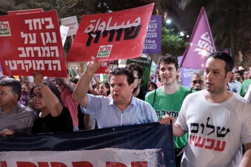 הצעה להקמת מחנה יהודי-ערבי דמוקרטי ככוח פוליטי חוץ פרלמנטרי. איימן עודה בהפגנה נגד חוק הלאום. יש צורך בתנועה עממית רחבה של מאות אלפי יהודים וערבים (צילום: תומר נויברג / פלאש 90)