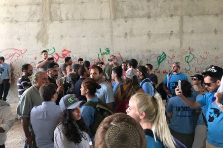 באים לחגוג את חורבנו של האחר. פעילי אם תרצו ורגבים מבקרים בח'אן אל אחמר לאחר שבג"ץ אפשר את הריסת הכפר (צילום: היבה אסלן)