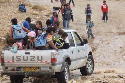 אלפי ילדות וילדים במגזר הבדואי בנגב חיים ביישובים שהמדינה לא מכירה בהם, ולכן אין להם רשות מקומית שתדאג לחינוכם. ילדים בדואים בדרך לבית ספר (צילום: יעלה רענן, המועצה האזורית לכפרים הלא מוכרים) כ-40 אחוז מתקציב החינוך של מועצת אלקסום מוקדש להסעות של ילדים מהכפרים הבלתי מוכרים. ילדים בדואים בדרך לבית ספר בנגב (צילום יעלה רענן, המועצה האזורית לכפרים הלא מוכרים)