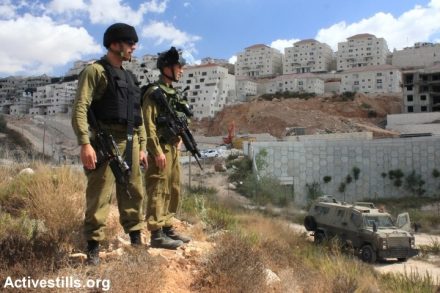 "החיילים היו בעינינו גיבורים". על רקע התנחלות בגדה. (צילום: אחמד אל-בז / אקטיבסטילס)