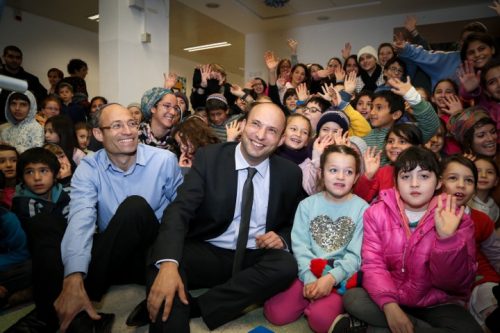 בנט חוגג, אבל את את הצמצום במספר התלמידים בכיתות התחילה בכלל יולי תמיר. (צילום: גרשון אלינסון / פלאש 90)