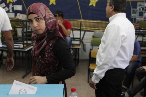 מצביעה בבחירות המקומיות בכפר קאסם. לפני אוסלו, המפלגות היו חזקות בשלטון המקומי הערבי (צילום: פלאש 90)