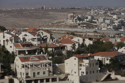 ההתנחלות פסגת זאב וברקע, מעבר לחומת ההפרדה, מחנה הפליטים שועפאט. ספטמבר 2009. (מועמר עוואד / פלאש 90)