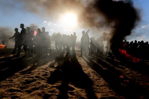 מפגינים פלסטינים בהפגנות ביום שישי האחרון, 8.9. יריות וגז מדמיע על רקע שקיעה נהדרת (צילום: עבדל רחמן ח'טיב / צילום: פלאש 90)