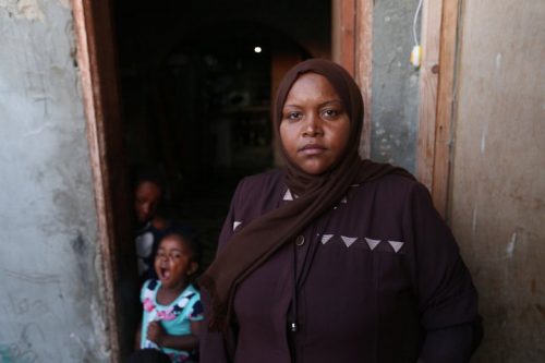 שירין בפתח הצריף בו מצאה מקלט עם ילדיה (צילום: מוחמד מנסור. באדיבות "אנחנו לא מספרים")