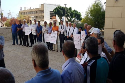 עצרת מחאה נגד מעצרו של רג'א אגבאריה מחוץ לבית המשפט בחיפה 2.10.2019 (יואב חיפאווי) עצרת מחאה נגד מעצרו של רג'א אגבאריה מחוץ לבית המשפט בחיפה 2.10.2019 (יואב חיפאווי)