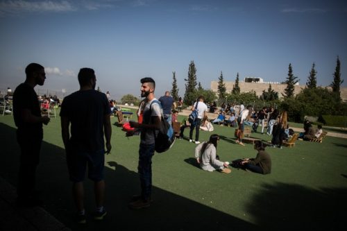 .סטודנטים באוניברסיטת חיפה. בעולם הצעירים ממשיכים ללכת לאקדמיה (צילום: הדס פרוש / פלאש 90)