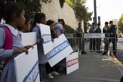 ילדי בית הספר בח'אן אל אחמר מפגינים מול בית הנשיא. בכפר ראו את מרקל כמושיעה (צילום: אורן זיו / אקטיבסטילס)