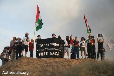 בסולידריות עם עזה: פעילים מקבוצת "יהודים למען שיבה" הגיעו למרחק של כמה מאות מטרים מהגדר באזור מעבר קרני הישן ליד קיבוץ נחל עוז. 5 באוקטובר 2018 (אורן זיו / אקטיבסטילס)