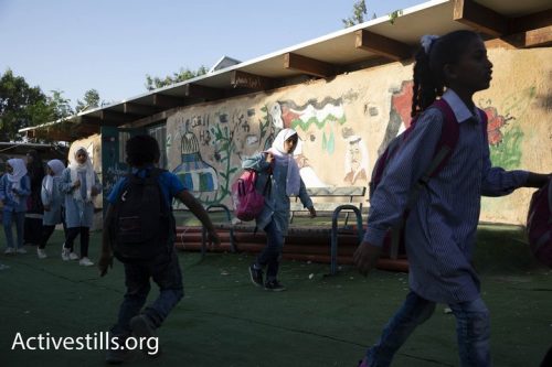 ילדים מגיעים ללימודים בבית הספר בח'אן אחמר הבוקר. מחר בית הספר עשוי להיהרס (צילום: אורן זיו / אקטיבסטילס)