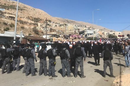 שוטרים יוצרים חיץ בין המוחים לבין הקלפיות. מחאת תושבי מג'דל שמס נגד הבחירות המקומיות הראשונות בגולן הכבוש (רמי יונס)