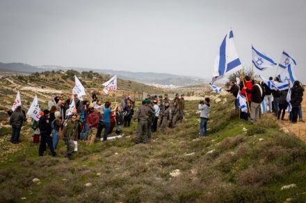 המלחמה על ההגמוניה. פעילי "שלום עכשיו" מפגינים מול תושבי המאחז נתיב האבות בקריאה לקיים את החלטת בית המשפט לפנות את ההתנחלות. (גרשון אלינסון / פלאש 90)