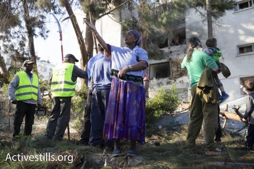 . ״אם המקלטים היו במצב טוב הזקנים יכלו לרדת פעם אחת ולהישאר שם כל הלילה, אבל פשוט אין נגישות״. שכנים ליד הבניין שנפגע מרקטה, אשקלון (אורן זיו/אקטיבסטילס)