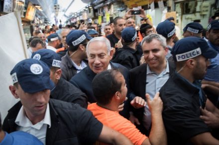 ראש הממשלה נתניהו בסיור בחירות בשוק מחנה יהודה עם זאב אלקין. זה לא עזר לאלקין בבחירות לראשות עיריית ירושלים (הדס פרוש / פלאש90)
