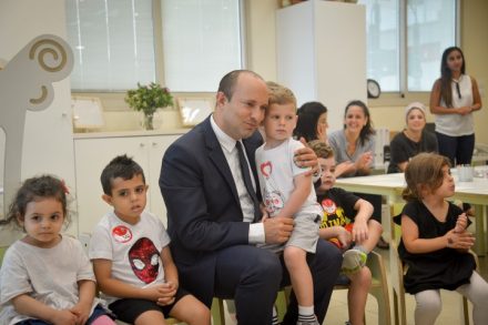השר בנט בגן ילדים. רפורמת "הסייעת השנייה" שהוא מתגאה בה לא פתרה את הבעיה (צילום: פלאש 90)