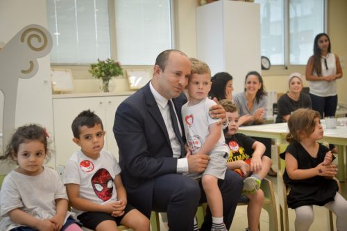 השר בנט בגן ילדים. רפורמת "הסייעת השנייה" שהוא מתגאה בה לא פתרה את הבעיה (צילום: פלאש 90)